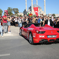 Spor araçlar "Gumball 3000 Rallisi" için Selimiye Meydanı'nda sergilendi