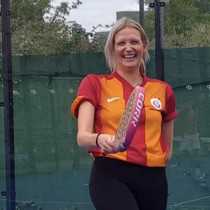 Ünlü spiker Galatasaray forması giydi