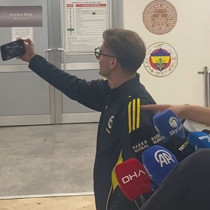 Kerem Aktürkoğlu gazetecilerle selfie yaptı