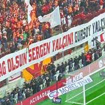 Galatasaray taraftarından Sergen Yalçın için anlamlı pankart