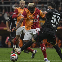 Emirhan Topçu Victor Osimhen'e nefes aldırmadı!