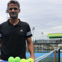 Tenis tutkunu kaymakam, sporcu kişiliğiyle gençlere rol model oluyor
