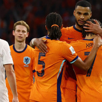 Hollanda 4 attı, liderliğini sürdürdü