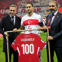 A Milli Takım'da 100. maçına çıkan Hakan Çalhanoğlu’na plaket