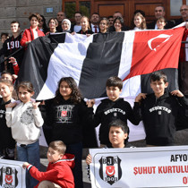 Beşiktaş Kulübü üyeleri, Afyonkarahisar'da öğrencilere forma hediye etti