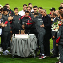 Hakan Çalhanoğlu'nun 100. maç pastasını Kocaeli’nde kesildi