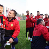 Ameliyatla gözleri açılan Hamit Özbek, Eskişehirspor idmanını izledi