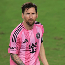 Messi formasını taraftara verdi