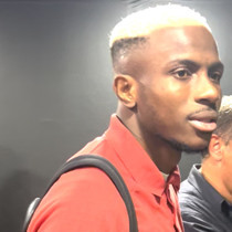 Victor Osimhen, basın mensuplarıyla selfie yaptı