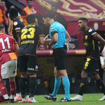 Faul Göztepe'nin kırmızı kart da Göztepe'nin