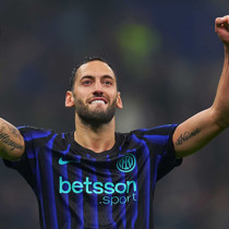 Hakan Çalhanoğlu, İtalya'da tam sayfa manşet