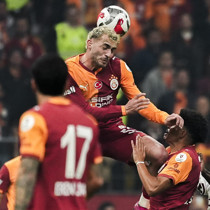 Barış Alper ıslıkla protesto edildi