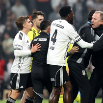 Beşiktaş-Fenerbahçe derbisinde kırmızı kartlar havada uçuştu! Sergen Yalçın sahaya girdi