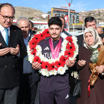 Dünya rekortmeni milli halterci coşkuyla karşılandı