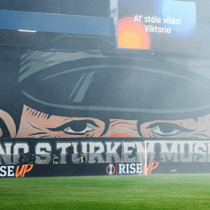 Viktoria Plzen taraftarından tepki çeken pankart