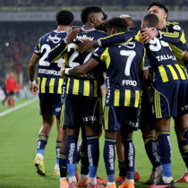 Fenerbahçe, puan farkını 1'e indirdi