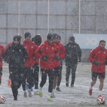 Sivasspor kar yağışı altında antrenmanlara başladı