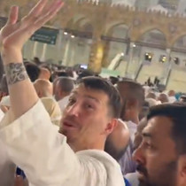 Galatasaraylı bir taraftar Umre'de Mert Hakan Yandaş'a denk geldi