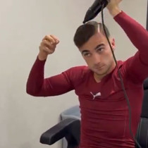 Yunus Akgün saçlarını kendisi yapıyor