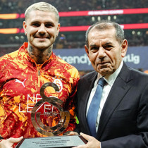 Galatasaray'da 100. maçına çıkan Mauro Icardi'ye plaket verildi