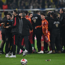 Fenerbahçe - Galatasaray derbisi öncesinde saha karıştı