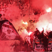 Nice taraftarları futbolculara saldırdı