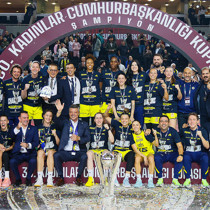 Fenerbahçe Opet kupasını aldı