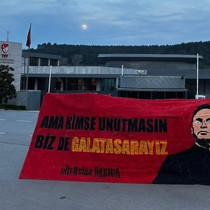 TFF önünde Okan Buruk pankartı açıldı