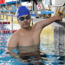 Isparta'da doğuştan bir kolu olmayan öğrenci engelleri yüzerek aşıyor