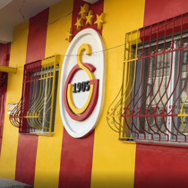 Sarı-kırmızı "sevgisini" evinin duvarına yansıttı