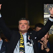 Kadıköy'de Sadettin Saran için özel pankart