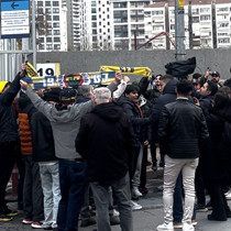 Fenerbahçe taraftarları, stadyumun önünde toplandı