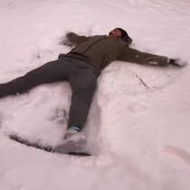 Gabriel Sara'nın kar eğlencesi güldürdü