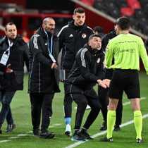 Burak Yılmaz, gördüğü kırmızı kart için özür diledi