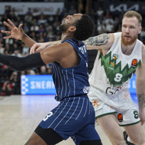 Anadolu Efes, evinde Zalgiris'e geçit vermedi