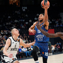 Anadolu Efes farklı kazandı