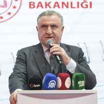 Gençlik ve Spor Bakanı Osman Aşkın Bak, güreş turnuvasının açılış törenine katıldı