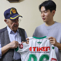 Konyaspor'un Güney Koreli oyuncusu Jinho Jo, 96 yaşındaki Kore gazisi ile buluştu
