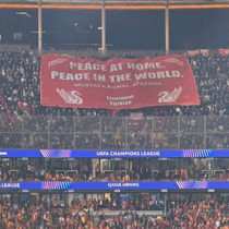 Liverpool tribünleri Atatürk'ün sözünü pankart olarak açtı