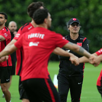 Vincenzo Montella'dan kritik karar! 4 formaya 8 aday
