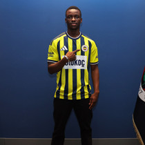 Vedat Muriç sonrası bir transfer daha! Resmi imzayı attı