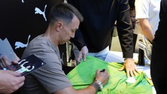 Galatasaray'ın Uruguaylı file bekçisi Fernando Muslera şampiyonluk sonrası soluğu imza gününde taraftarların yanında aldı