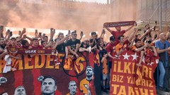 Galatasaray taraftarı takımı İzmir'de coşkuyla karşıladı