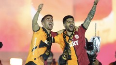 Morata sahneye çıkmadı, Efe Akman ıslıklandı! Futbolcular sahneye hangi şarkılarla çıktı?