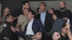 Ali Koç locadaki kavgayı ayırmak için koştu!