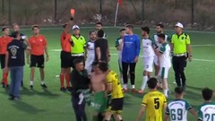 VİDEO İZLE | Son saniyede atılan gol sayılmayınca saha karıştı