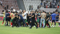Amedspor - Erzurumspor maçı sonrası kavga çıktı! Polis sahaya girdi