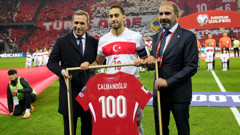 A Milli Takım'da 100. maçına çıkan Hakan Çalhanoğlu’na plaket