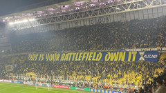 Fenerbahçe taraftarından, oyunculara Galatasaray maçını hatırlatan pankart