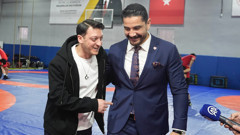 Mesut Özil, güreş milli takımı kampını ziyaret etti